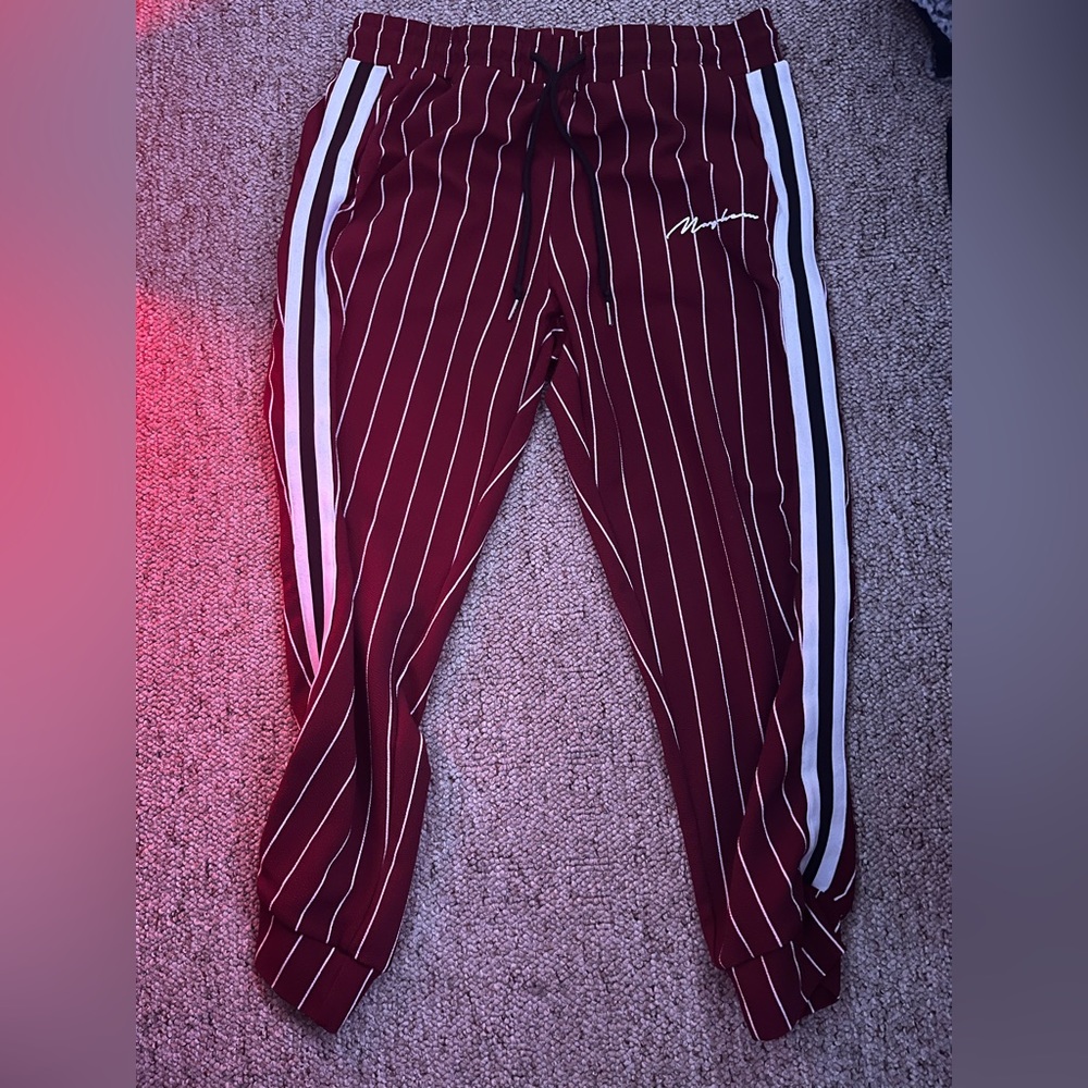 Sweatpants/joggers. Fitted ankles.